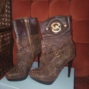 Michael Kors Textured Brown Heeled Boots